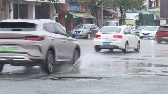 公安部交管局提示：暴雨频至，漫水桥漫水路，安全通过有讲究